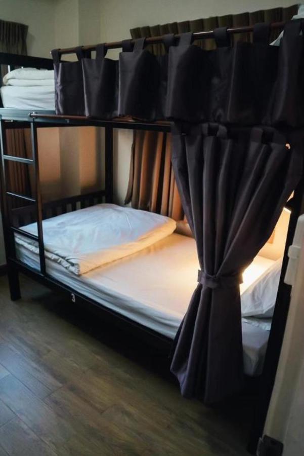 Small Space Cafe & Hostel Bangkok Esterno foto